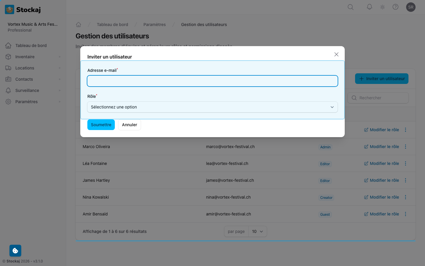 La boîte de dialogue d'invitation d'utilisateur montrant le champ e-mail et le sélecteur de rôle